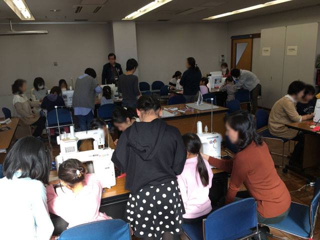 武蔵野市民会館で開催されている「遊びのミニ教室」風景